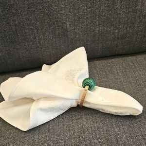 NWOT Kim Seybert set of 4 emerald colored napkin rings